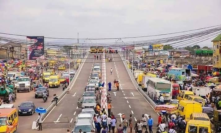 Kinshasa : Gentiny Ngobila annonce le lancement de l’opération “coup de poing” pour éradiquer les marchés pirates