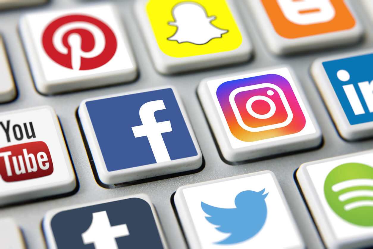 Société : Les réseaux sociaux, un outil de communication efficace mais destructeur des liens sociaux ? (Analyse)