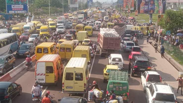 Embouteillages à Kinshasa : L’Hôtel de Ville officialise des mesures drastiques de circulation