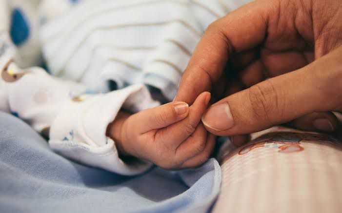 États-Unis : un homme tue son bébé de 2 mois après l’avoir drogué pour profiter de sa femme