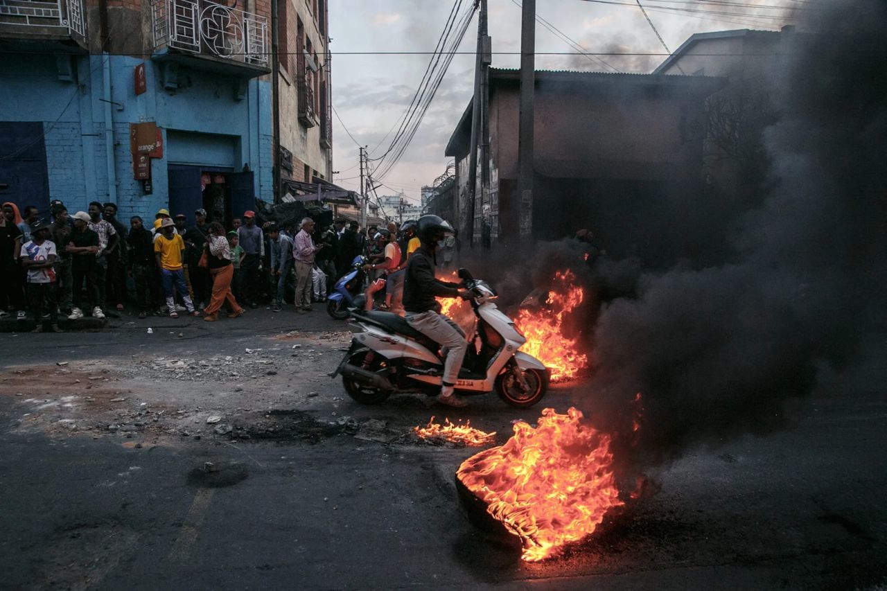 Pillage, incendies, bilan humain lourd : Antananarivo sombre dans la violence après une manifestation interdite contre les coupures d’eau et d’électricité